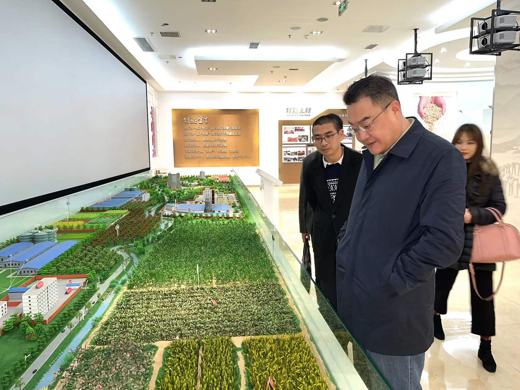 力爭一季度“開門紅”——鄧華赴通威集團、特驅(qū)集團考察交流