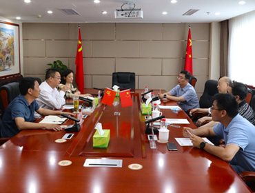 鄧華會(huì)見(jiàn)四川大學(xué)教授葉光斗、巨石集團(tuán)成都有限公司執(zhí)行董事、總經(jīng)理陳杰等一行