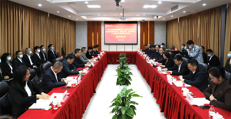 集團(tuán)公司與萬源市人民政府正式簽訂《萬源舊院黑雞產(chǎn)業(yè)“綠色發(fā)展、種業(yè)振興”三年提升行動項目投資協(xié)議》